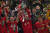 미드필더 조던 헨더슨이 우승 트로피를 번쩍 들어올리자 환호하는 리버풀 선수들. [AFP=연합뉴스]
