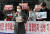 함께사는사교육연합과 학생학부모인권연대 관계자들이 9일 서울 서초구 서울행정법원 앞에서 '인천·경기지역 청소년 대상 방역패스 해제 촉구 행정소송 기자회견'을 열고 있다. 뉴스1