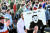 루카셴코에 반대하는 벨라루스 시위대가 그를 김정은 북한 국무위원장과 합성한 사진을 들어보이고 있다. AFP=연합뉴스