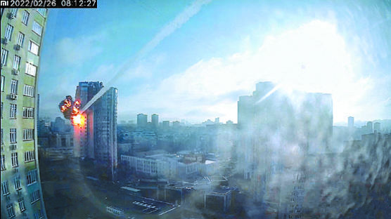 [사진] 러 미사일, 키예프 아파트 공격