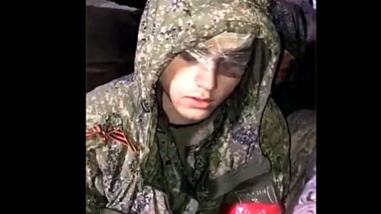 "푸틴에 속아…여기 왜 우크라냐" 생포된 20살 러 군인 절규