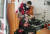 지난달 27일(현지시간) 우크라이나 동부 마리우폴 내 병원 의료진이 러시아 군 포격으로 다친 소녀를 옮기고 있다. AP=뉴시스