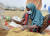 지난 1월 22일 아프리카 에티오피아 소말리 지역의 실향민 캠프에서 한 여성이 배급된 식량을 살펴보고 있다. 유엔 세계식량계획(WFP)에 따르면 아프리카의 뿔(Horn of Africa) 지역에서는 약 1300만 명이 심각한 굶주림에 시달리고 있다. AP=연합뉴스