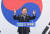 1일 이재명 더불어민주당 후보가 서울 중구 명동 입구에서 진행된 집중 유세에서 지지를 호소하고 있다. 민주당 선대위는 이날 유세의 명칭을 '3.1 정신으로 여는 대한민국 대전환'이라 이름 붙였다. 국회사진기자단