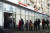 지난달 27일, 러시아 모스크바의 한 은행 앞에 사람들이 돈을 찾기 위해 줄을 서 있다. [AP=연합뉴스]