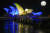 28일(현지시간) 호주 시드니 오페라 하우스에 파란색과 노란색 조명이 비춰지고 있다. AP=연합뉴스