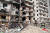 러시아군의 우크라이나 침공 이틀째인 25일 오전(현지시간) 수도 키예프 교외의 코쉬차 거리에 있는 건물에서 소방관들이 현장을 수습하고 있다. 민간인이 거주하는 이 건물은 러시아가 쏜 포탄에 의해 벽면이 흉측하게 파괴됐다. [AFP=연합] 