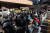 파업 농성 중인 전국택배노조 조합원들이 2일 중구 CJ대한통운 본사 앞에서 결의대회를 하고 있다.[연합뉴스]