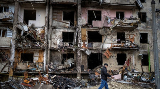 주거지 안가리는 러시아 폭격…시체 널린 거리 '아비규환'