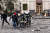  1일(현지시간) 우르라이나 하르키우의 광장에서 구급대원들이 부상자를 옮기고 있다. AP=연합뉴스