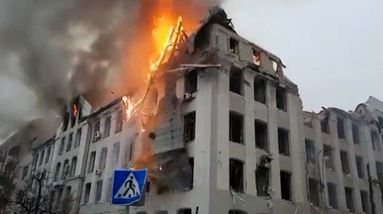 러시아 폭격에 불타는 하르키우 대학 / 2일