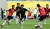 국가대표 시절 대표팀 훈련에서 박지성(가운데)과 경합하는 조원희(왼쪽). [중앙포토]