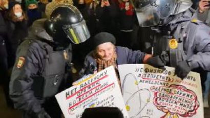 반전 시위 나섰다 체포된 77세 러시아 할머니 / 2일