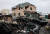 우크라이나 수도 키이우 인근의 부차의 주택가에 V 표식을 한 장갑차 한 대가 파괴된 채 버려져 있다. 로이터=연합뉴스