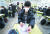 같은 날 서울 강남구 도곡중학교에서 한 학생이 받은 코로나19 자가검사키트를 살펴보고 있다. [뉴시스]