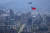 지난해 10월 7일 대만 타이페이에서 국경절(10월 10일) 기념 리허설 도중 치누크 헬리콥터가 대형 국기를 옮기고 있다. 로이터=연합뉴스