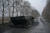 우크라이나 수도 키이우(키예프) 인근의 도로에 'V' 표식을 한 장갑차 한 대가 불탄 채 버려져 있다. 로이터=연합뉴스