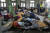 우크라이나 피란민들이 접경 국가인 폴란드의 프셰미실 기차역에 도착해 간이침대에서 휴식을 취하고 있다. AP=연합뉴스