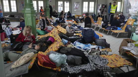 유엔난민기구 “피란민 83만명…금세기 유럽 최대 난민 위기 사태”