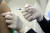 신종 코로나바이러스 감염증(코로나19) 백신 3차 접종을 마친 면역저하자를 대상으로 한 4차 접종이 본격 시작된 28일 오후 서울 은평구 청구성심병원에서 의료진이 시민에게 백신접종을 하고 있다. 뉴스1