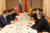 러시아 대표단(왼쪽)과 우크라이나 대표단이 지난달 28일(현지시간) 벨라루스 고멜주에서 만나 1차 정전 협상을 벌였다. [신화=연합뉴스]