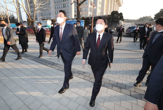  국민의힘 윤석열 대선 후보와 국민의당 안철수 대표가 3일 오전단일화 기자회견을 하기위해 국회 소통관으로 입장하고 있다. 김상선 기자