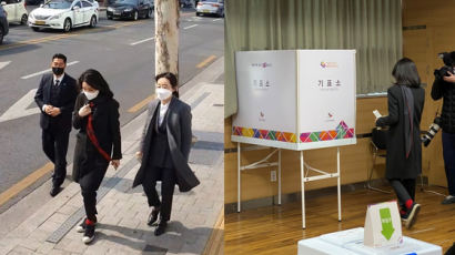 빨간 양말·스카프 두른채…김건희, 자택 인근서 사전투표