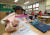 지난 2일 오전 경기도 수원시 팔달구 매여울초등학교에서 1학년 신입생들이 코로나19 자가진단키트를 살펴보고 있다. [연합뉴스]