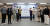 김정우 조달청장(오른쪽 여섯 번째)과 정부혁신 어벤져스가 지난해 11월 1일 정부대전청사에서 열린 간담회를 마치고 기념촬영을 하고 있다. [연합뉴스]