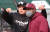  류현진(왼쪽)이 메이저리그(MLB) LA 다저스 시절 친하게 지냈던 야시엘 푸이그와 4일 대전 한화생명 이글스파크에서 만나 반갑게 인사하고 있다. [뉴스1] 