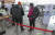 등산 배낭을 맨 유권자들이 서울역에 마련된 서울 용산구 남영동 사전투표소 입장 순서를 기다리고 있다. 김성룡 기자
