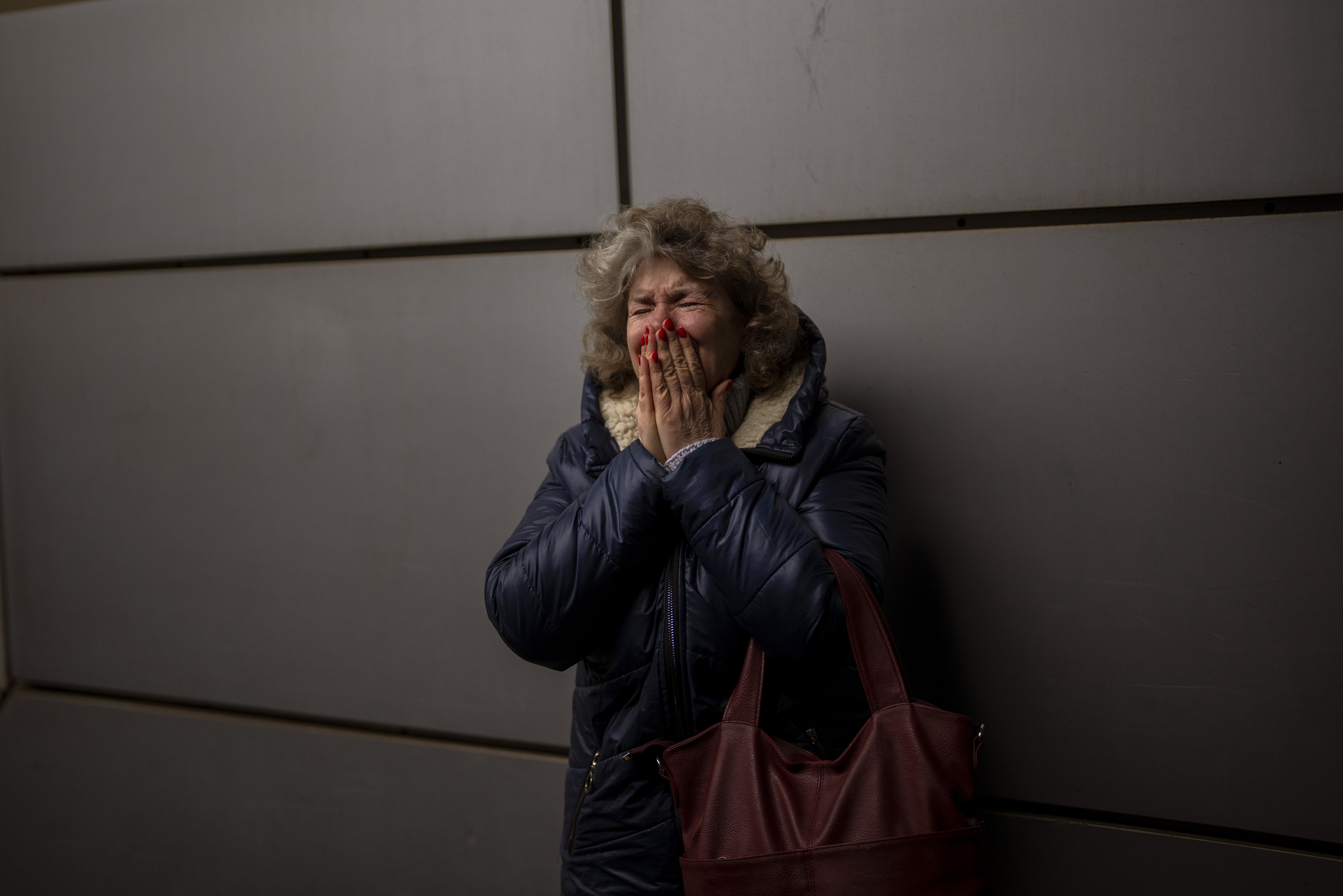3일(현지시간) 올해 57세인 나탈리아씨가 우크라이나 키이우 역에서 손자를 열차에 태워 떠나보낸 뒤 오열하고 있다. AP=연합뉴스