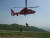 119구조견교육대 훈련관들이 산악 사고에 대비해 구조견과 함께 헬리콥터에서 레펠을 타고 내려오는 훈련을 하고 있다. 사진 소방청