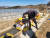 2일 경북 성주군 성주읍 대황1리 한 양봉농장에서 농장주가 빈 벌통을 열어 확인하고 있다. 김정석 기자