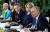 블라디미르 푸틴 러시아 대통령이 5일 아에로플로트 항공학교 승무원과 간담회를 하고 있다. 로이터=연합뉴스