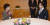 2012년 12월 28일 이명박 당시 대통령과 당선인 신분이던 박근혜 전 대통령이 만나 대화를 나누고 있다. 사진공동취재단
