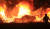 지난 4일 강릉시 옥계면에서 발생한 산불이 확산하면서 큰 피해가 발생한 가운데 5일 밤 동해시 대진동까지 번진 산불이 이틀째 이어지고 있다.   [연합뉴스]