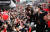 윤석열 국민의힘 대선 후보가 4일 부산 북구 구포시장 인근에서 시민들을 향해 지지를 호소하고 있다. 뉴시스