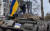 3월 5일 우크라이나 헤르손 도심에서 러시아군을 향한 우크라이나인의 저항 시위가 벌어졌다. 우크라이나 한 남성이 러시아 기갑차량에 올라 우크라이나 국기를 흔들고 있다. 트위터 영상 캡처