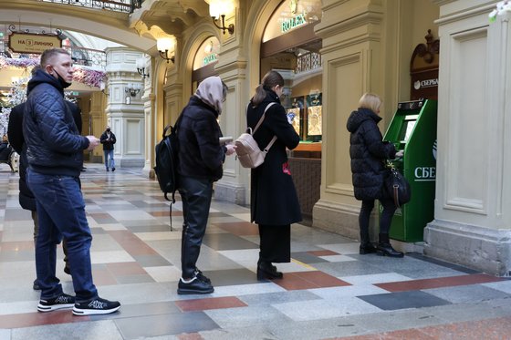 지난 28일(현지시간) 러시아의 수도 모스크바에 위치한 대형 쇼핑몰의 현금인출기(ATM) 앞에 시민들이 대기하고 있다. 연합뉴스=타스통신