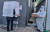 지난 5일 오후 경남 창원시 성산구 사파동주민센터 야외에 차려진 확진자용 기표소에서 한 확진자가 한 표를 행사하고 있다. 연합뉴스