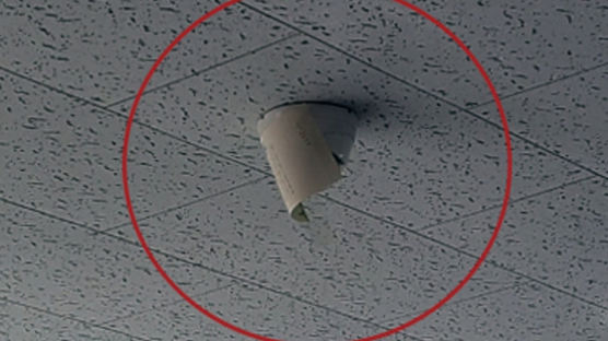 사전투표 5만여매 사무국장실 보관…CCTV는 종이로 덮었다