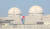 지난 2018년 3월 아랍에미리트(UAE) 아부다비 바라카 지역에 건설 완료된 한국형 차세대 원전(4기 총발전용량 5060㎿) 바라카 1호기(오른쪽)와 2호기 모습. [연합뉴스]