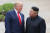 도널드 트럼프 전 미국대통령(왼쪽)과 김정은 북한 국무위원장이 2019년 6월 판문점 군사분계선에서 만난 모습. 연합뉴스