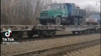 보급용 트럭에 펑크…민간 트럭까지 동원한 러시아의 굴욕 