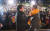 2012년 12월15일 저녁 문재인 민주통합당 대선 후보(오른쪽)가 서울 광화문광장에서 유세를 하던 중 예정에 없이 안철수 전 후보가 깜짝 등장해 자신이 매고 있던 노란 목도리를 문 후보에게 둘러매 주고 있다.   [중앙포토]