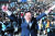 이재명 더불어민주당 대선후보가 6일 서울 도봉산 입구에서 열린 유세에서 지지를 호소하며 인사하고 있다. [국회사진기자단]