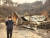 7일 오후 경북 울진군 북면 소곡1리 자신의 집에서 산불에 완전히 무너진 집을 김일석씨가 살펴보고 있다. 김정석 기자