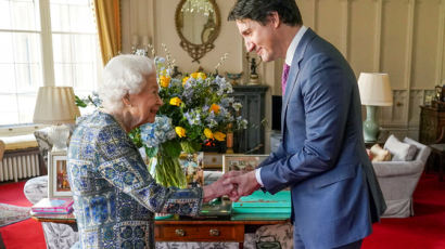 영국 여왕, 양성판정 후 첫 캐나다 총리 접견…“사진배경 우크라 연대 의미”