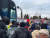 우크라이나 피난민들이 폴란드-우크라이나 국경 인근에서 임시대피소로 향하는 버스에 탑승하고 있다. 김현기 특파원